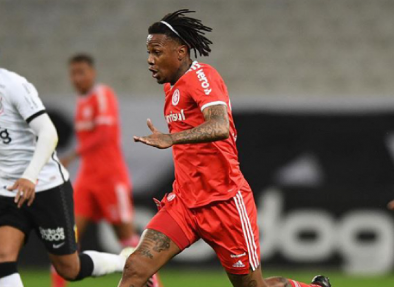Inter perde para o Corinthians, mas continua líder