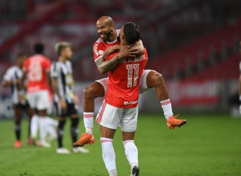 Inter volta a vencer no Brasileirão e sobe na tabela