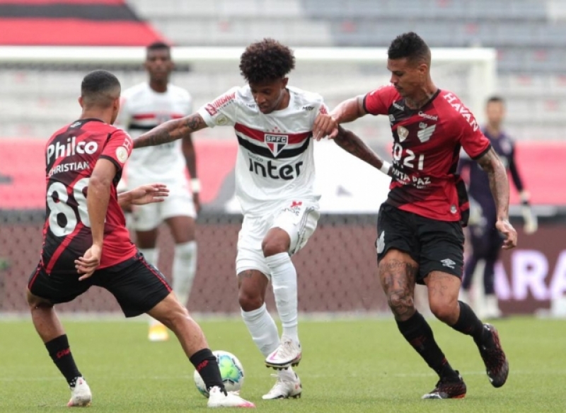 São Paulo empata com Athletico-PR e segura liderança do Brasileiro