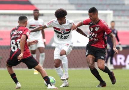 São Paulo empata com Athletico-PR e segura liderança do Brasileiro