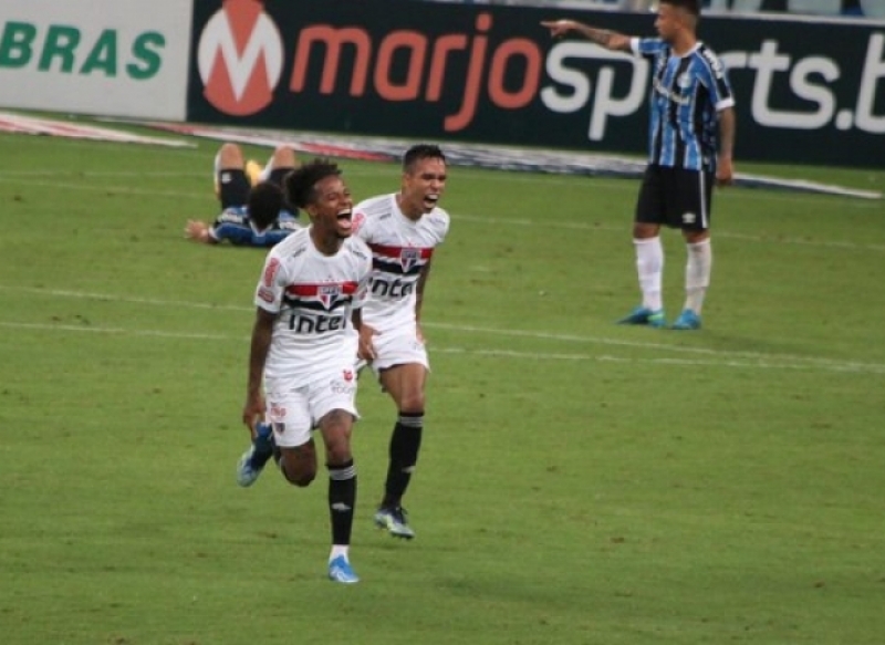 Grêmio leva virada e perde chance de entrar no G-4