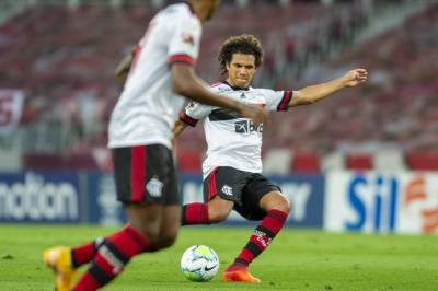 William Arão fratura o dedo do pé e vira problema para o Flamengo